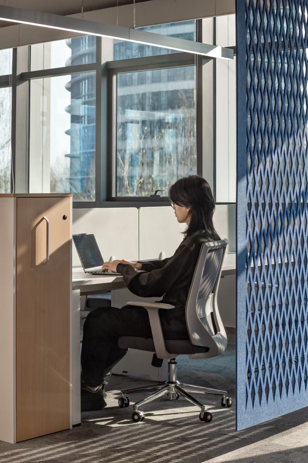 社区成员在窗边工位工作